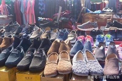 濟(jì)南仲宮大集 服裝鞋帽生意興隆，價格實(shí)惠種類全